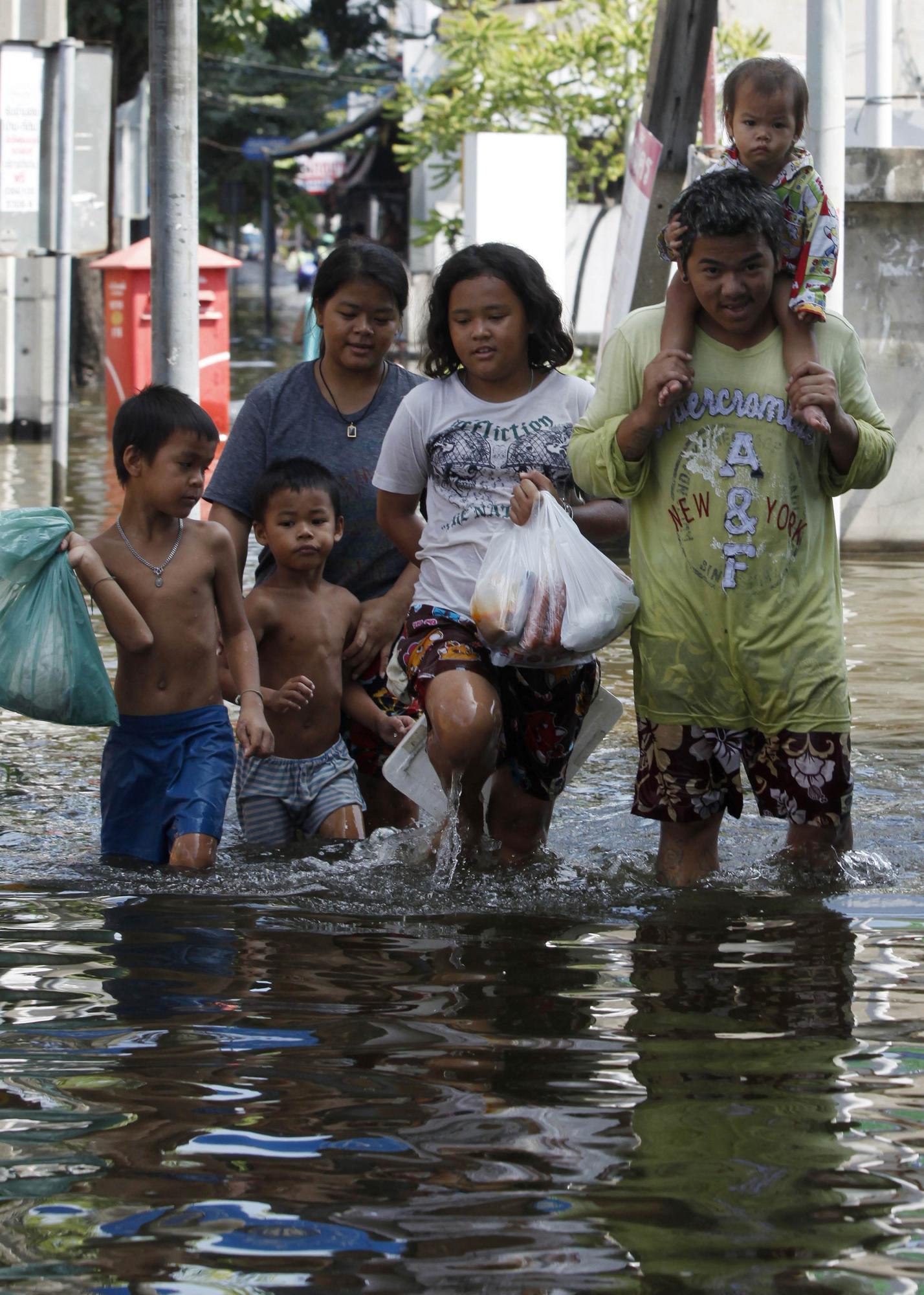 泰国首相英拉被疑吓哭 溺水和疾病成最大隐忧