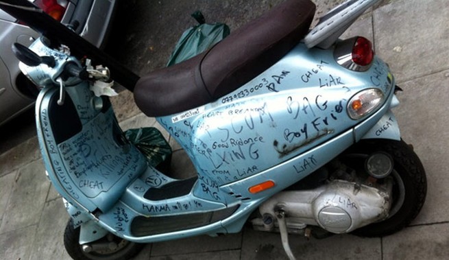 英国女孩报复前男友涂鸦其摩托车成现代艺术