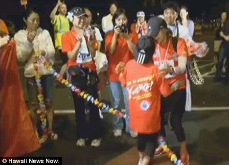 日本11岁盲女挑战马拉松 历经14小时跑完全程