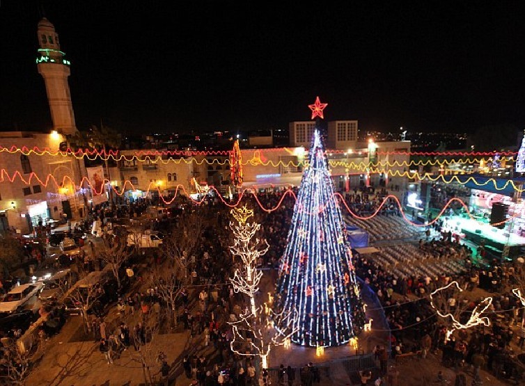 印度造圣诞老人沙雕 巴勒斯坦伯利恒举行亮灯