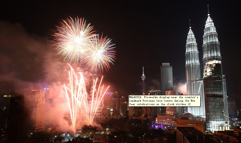 马来西亚首都吉隆坡地标性建筑双子塔前烟花闪