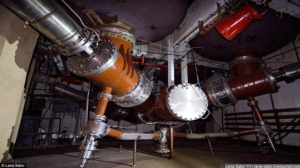 图:俄火箭制造基地无安保措施 女博主翻墙而入