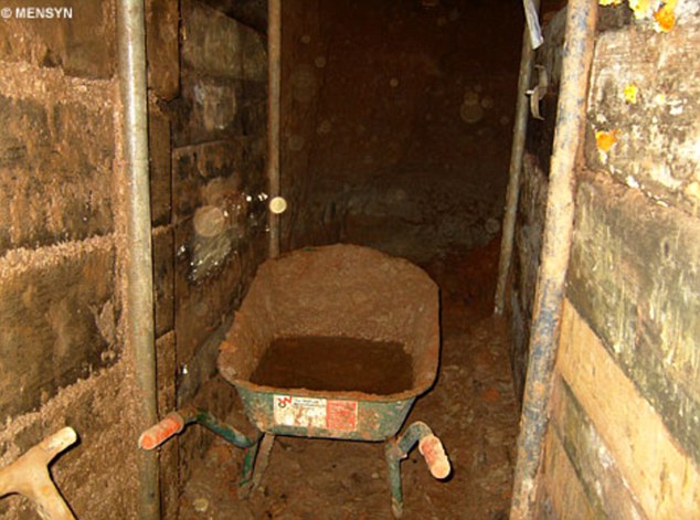 英盗窃团伙对取款机矢志不移 终挖通4年前地道