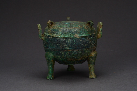 此鼎在展现战国时期青铜器铸造的高超水平的同