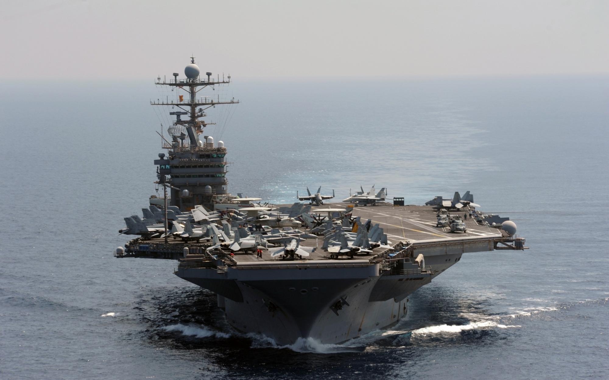 美国航母编队穿越霍尔木兹海峡 伊朗态度软化