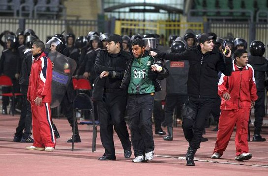 埃及最严重球迷骚乱致数百人死伤 全球媒体扼腕叹息