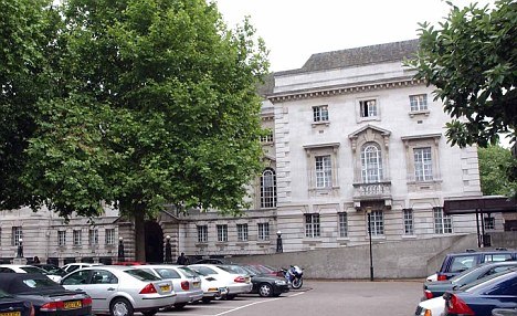 英国书记员庭审强奸案时看色情照 称审讯无聊