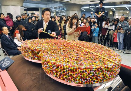 日本制造267公斤情人节巧克力破世界纪录
