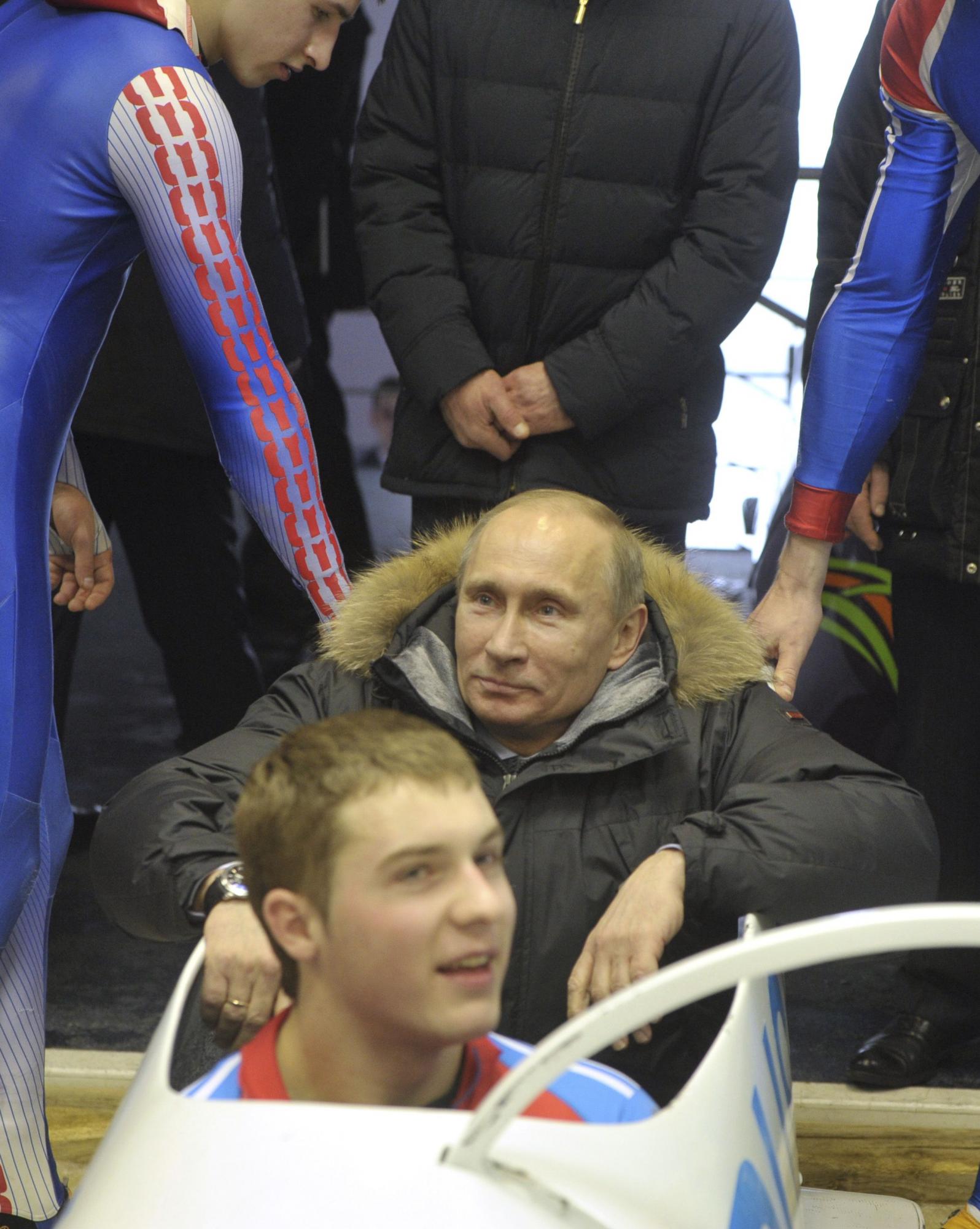 普京首次尝试有舵雪橇“失手” 逾20万人集会支持竞选总统