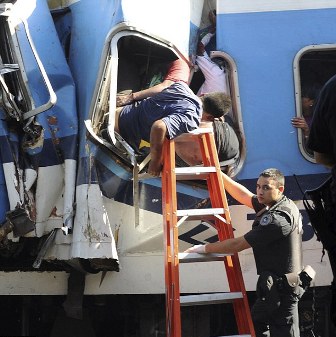 阿根廷城铁发生严重脱轨事故 至少50人死600多人伤