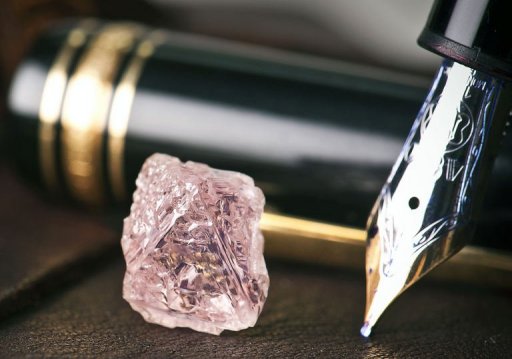 澳大利亚发掘12克拉罕见粉钻 堪称世间珍品