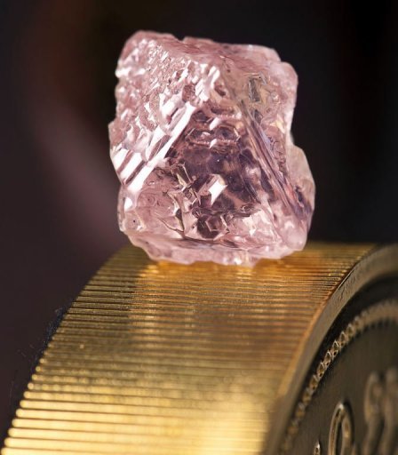 澳大利亚发掘12克拉罕见粉钻 堪称世间珍品