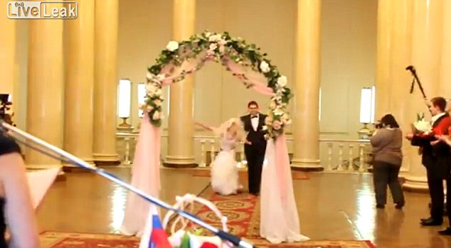 最尴尬婚礼视频：新娘摔倒婚纱裙脱落 “半裸”示人