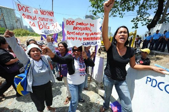 菲律宾妇女扔鸡蛋抗议油价不断上涨