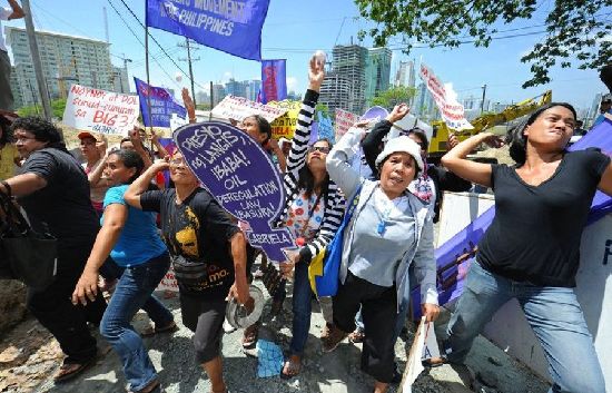 菲律宾妇女扔鸡蛋抗议油价不断上涨