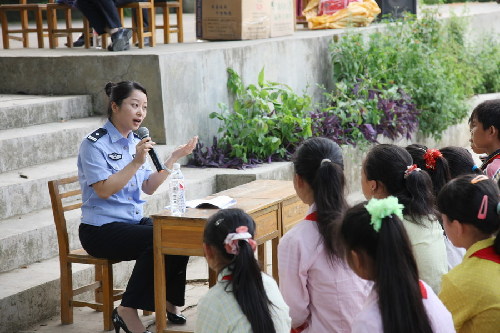 中越联合打拐合作的桥梁--记广西壮族自治区女警官潘琦 - 中文国际