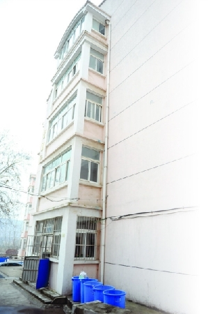 女教师接住坠楼女生续:校方称两位老师伸手相接