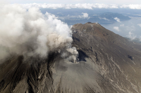 日本鹿儿岛市昭和火山口发生爆炸性喷发（图）