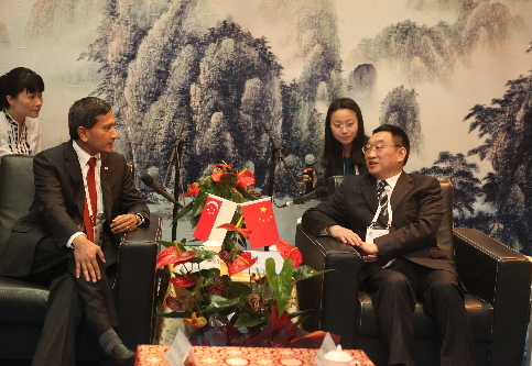中国水利部长陈雷同新加坡水利部长会谈