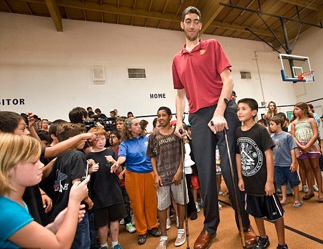 世界第一“高人”终于停止疯长 身高定格在2.51米