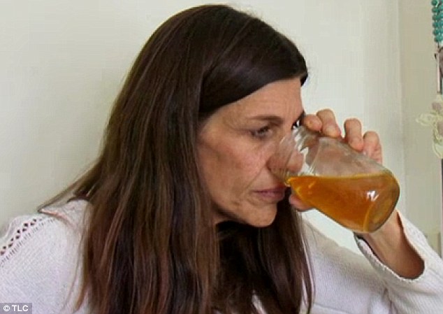 美国癌症女患者自尿自饮4年 还用尿液刷牙抹身