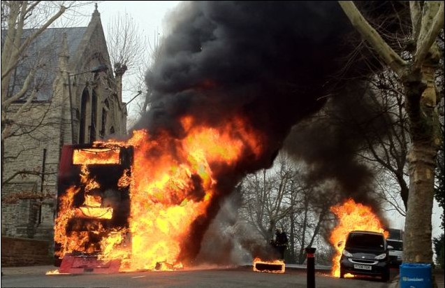 英双层巴士爆炸起火 果敢司机及时疏散乘客无人伤亡