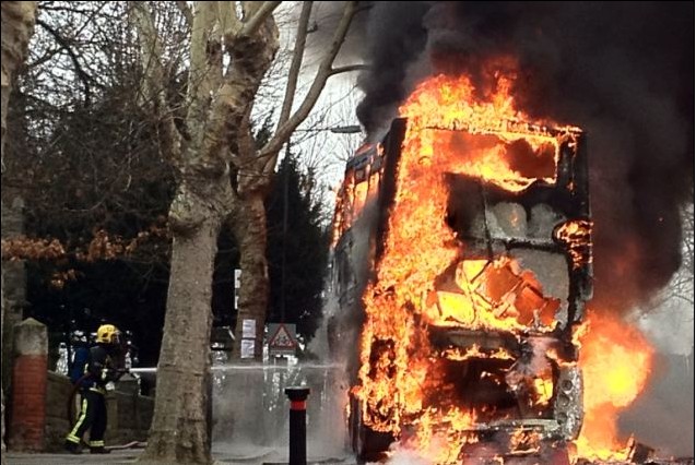 英双层巴士爆炸起火 果敢司机及时疏散乘客无人伤亡