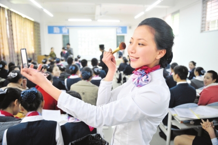 海航招空姐：拒绝假睫毛 不能穿丝袜