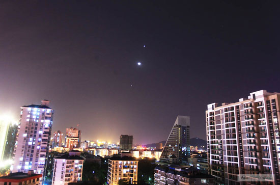 福州:夜空上演“双星抱月”