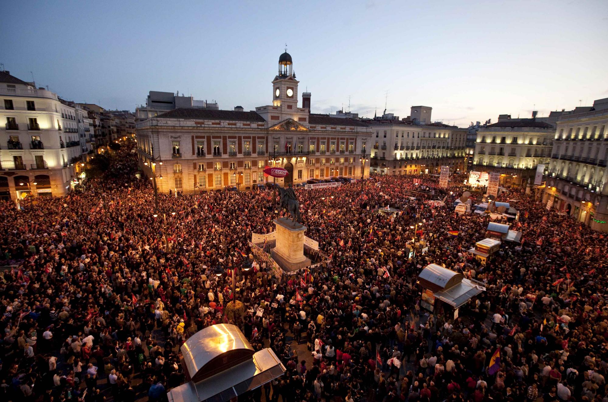 在西班牙首都马德里,成千上万的民众聚集在市