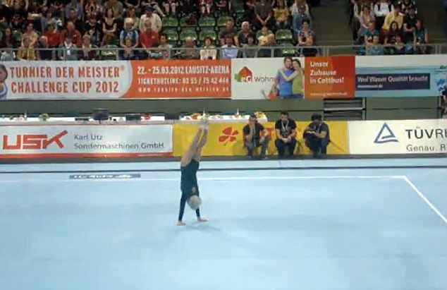 德86岁奶奶国际大赛上表演体操 体态轻盈宛若