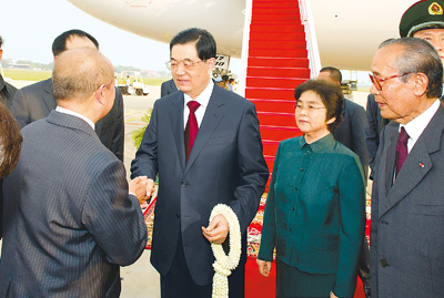 胡锦涛开始对柬埔寨进行国事访问