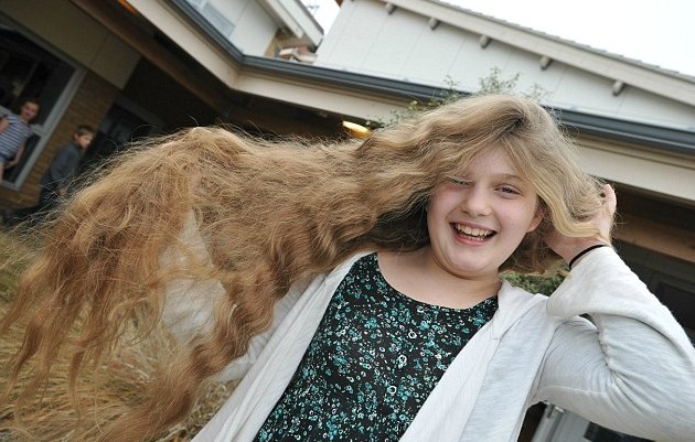 英国11岁女孩剪去及膝长发 捐给儿童慈善机构