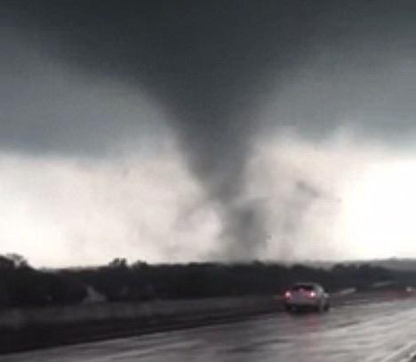 美国得州遭强龙卷风袭击 13人受伤多处房屋夷