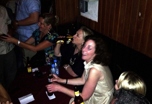 开会太累夜店找乐希拉里哈瓦那跳舞放松、对