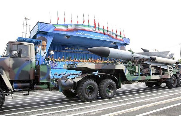 伊朗阅兵式展示新武器 内贾德誓言严厉回击任