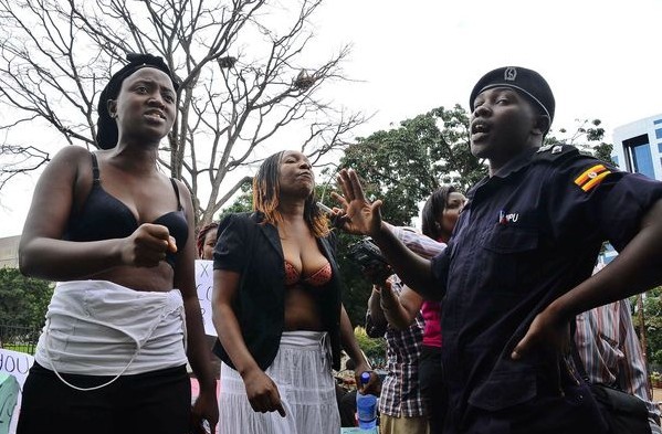 不满警察对反对派女领导人袭胸乌干达女子<em>脱</em>上