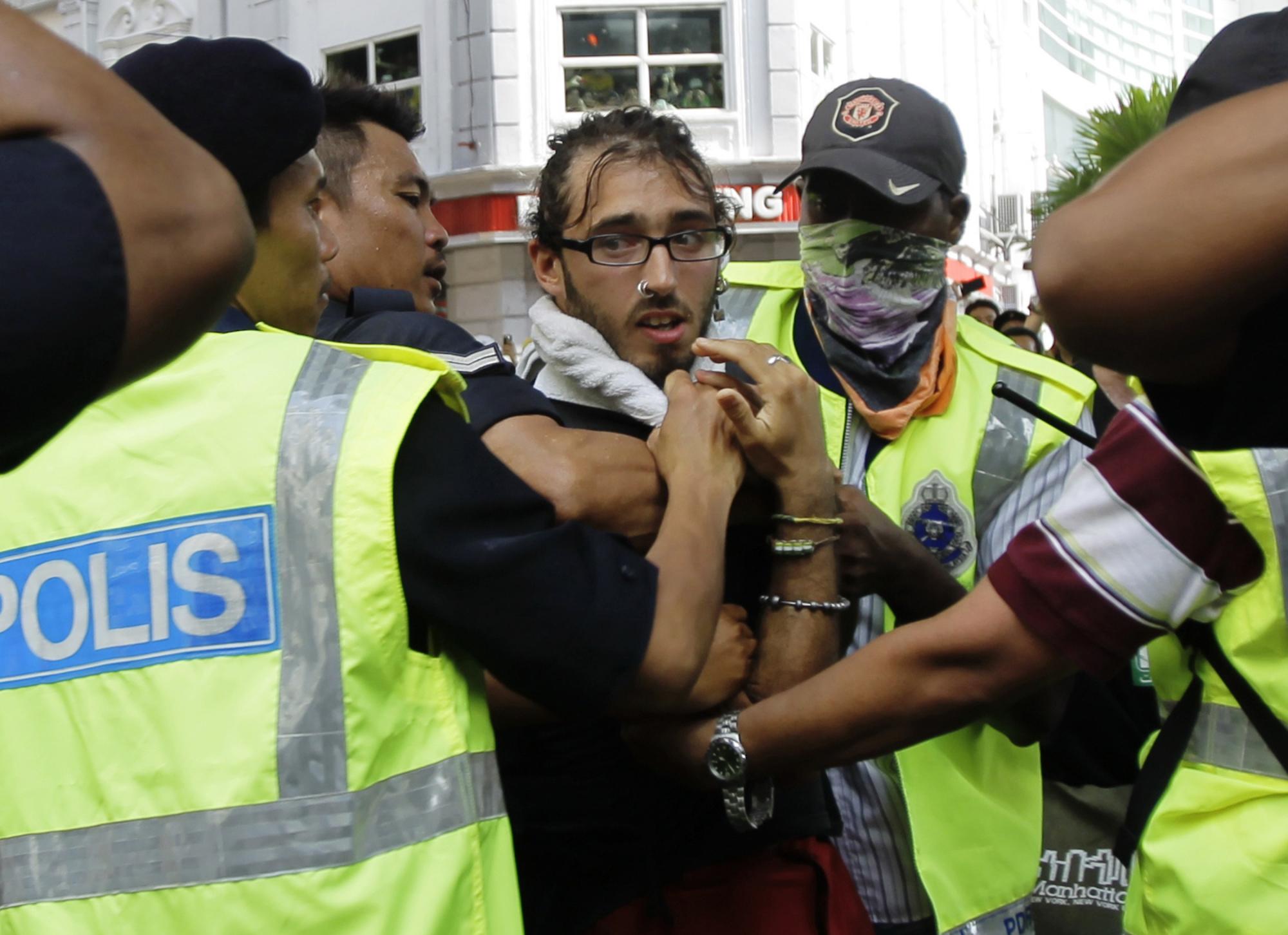 马来西亚数万人游行要求选举改革 警方动用催