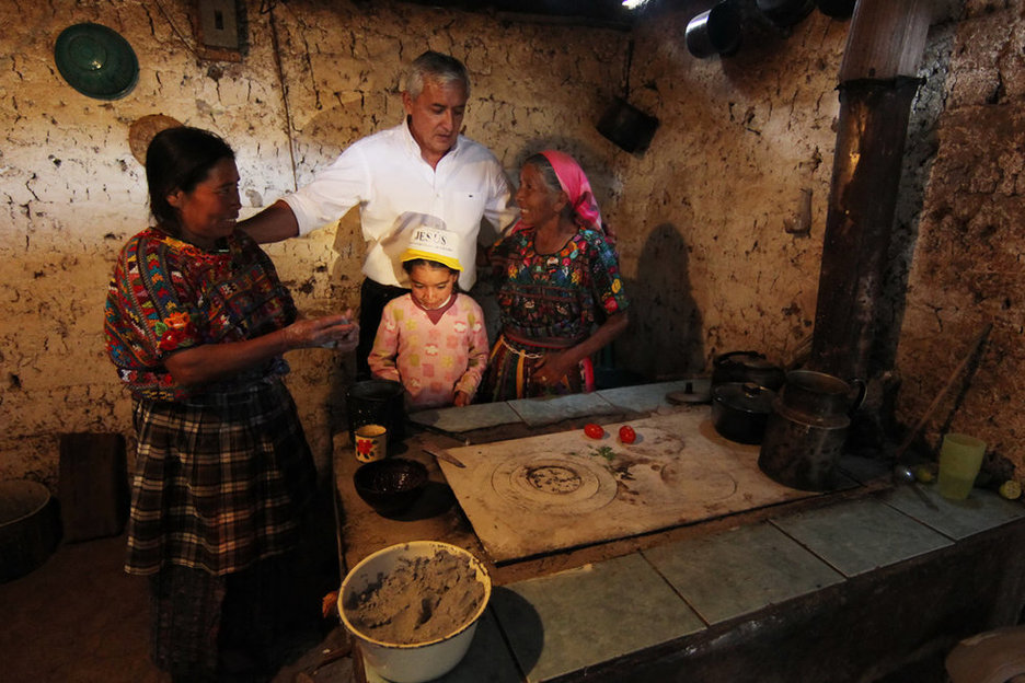 危地马拉总统去贫民窟体验生活与穷人家共度周