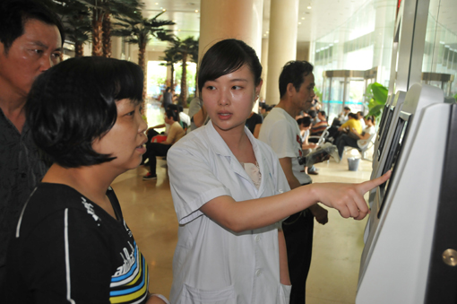 武汉首开就医自助服务区 看病方便如逛超市