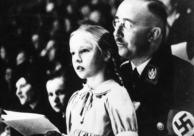 纳粹头目希姆莱与女儿在一起.(资料图片)