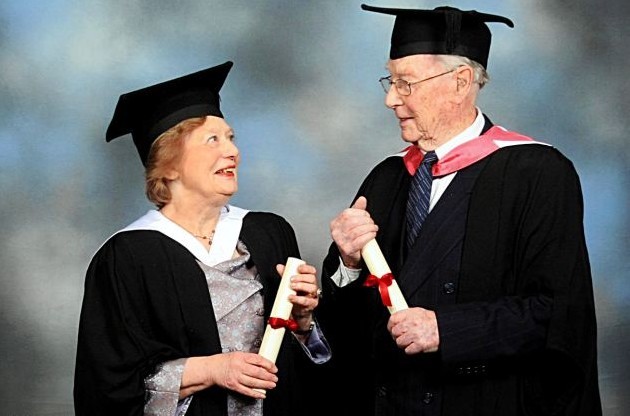 8旬老太搭讪老外飙英语，这才是“学到老，活到老”！