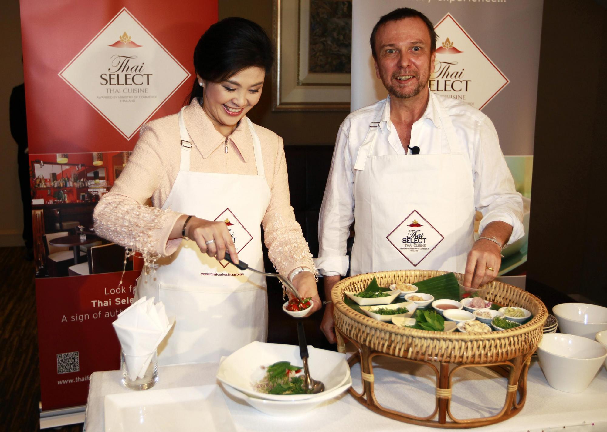 泰国总理英拉洗手做羹汤 悉尼推广泰国料理