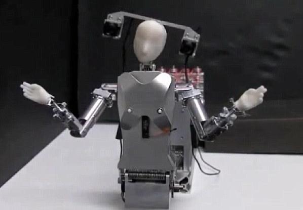 日本大学生发明微型类人机器人 随时与亲友远程互动