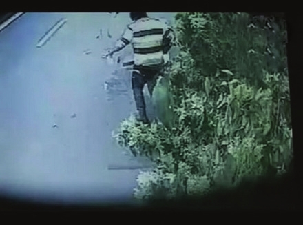 脚手架垮塌瞬间躲过三劫 “跨栏哥”视频走红网络