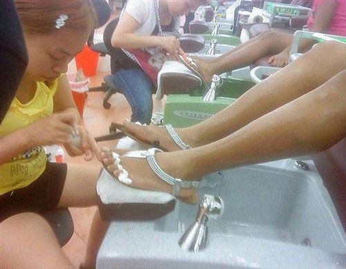 凤姐在美沦为洗脚妹 这又是一次炒作?