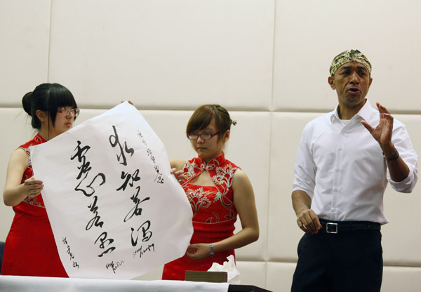 奥巴马弟弟马克称音乐天赋更胜哥哥 演讲现场挥毫泼墨