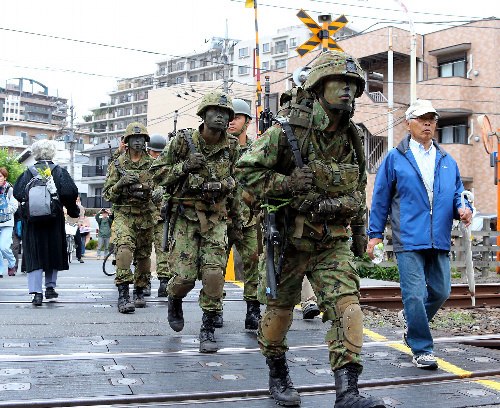 日本自卫队员持枪械现身东京街头引发抗议