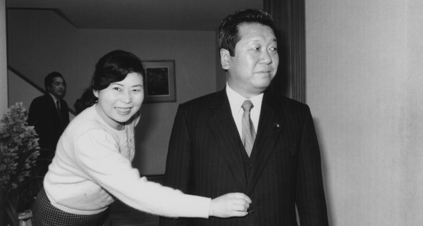 日本政治家小泽被爆离婚 前妻详叙对方婚外情史