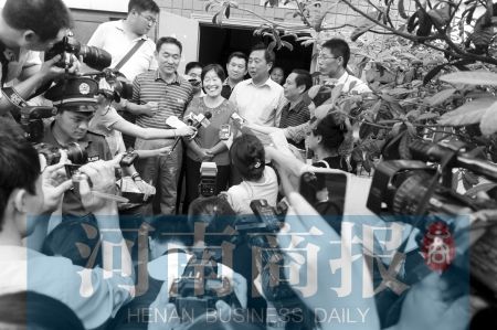 女航天员成关注焦点 30多家媒体采访刘洋父母